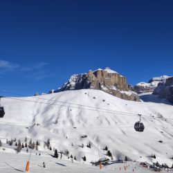lyzovacka v dolomitoch