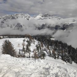 lyzovacka v dolomitoch